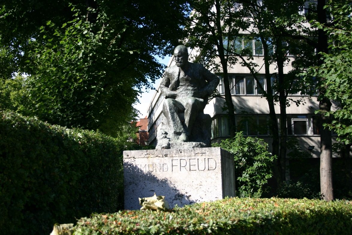 Sigmund Freud's monument, London - 02.JPG